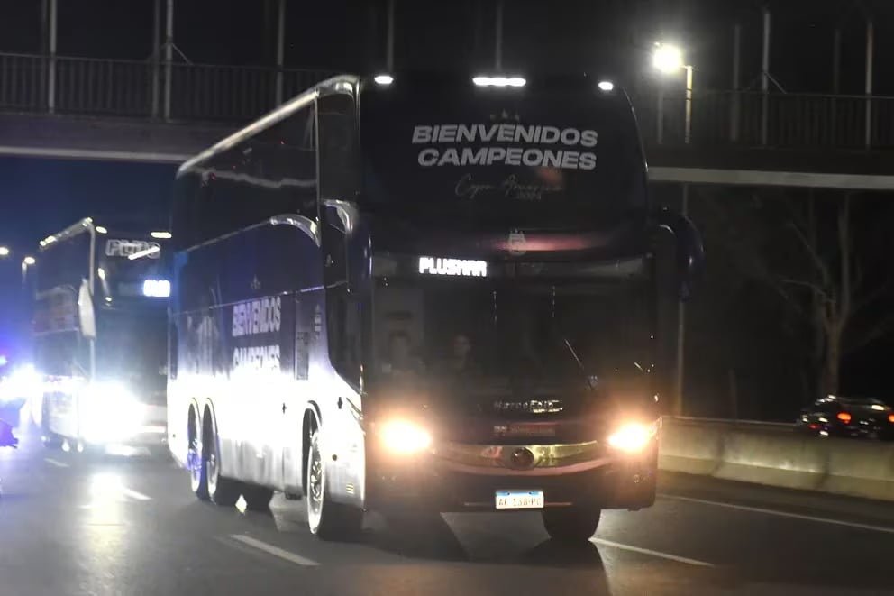 La selección argentina regresó al país tras ganar la Copa América
