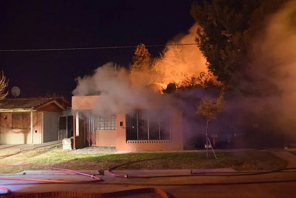 Se prendió fuego una casa en Paclín