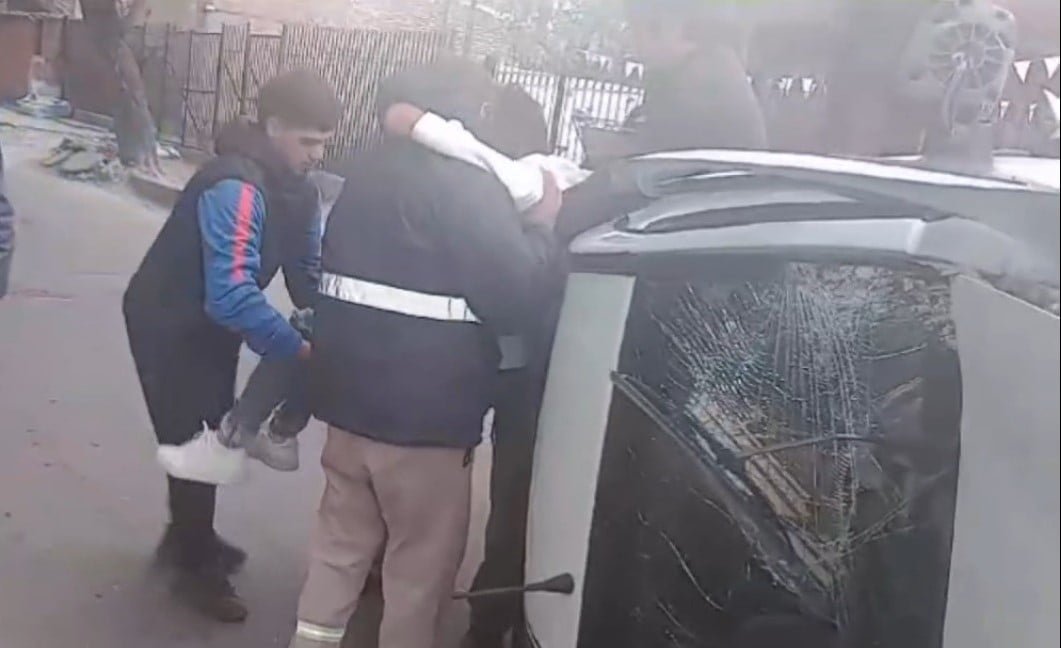 Volcó una camioneta en calle Salta Norte (Video)