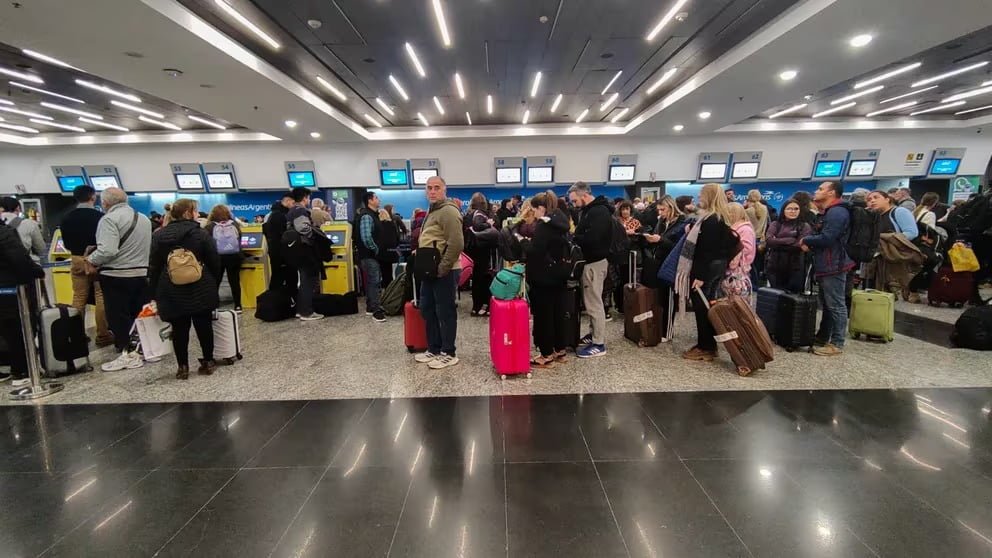 Hay 6.500 pasajeros rehenes de asambleas sindicales que no pueden viajar desde Aeroparque