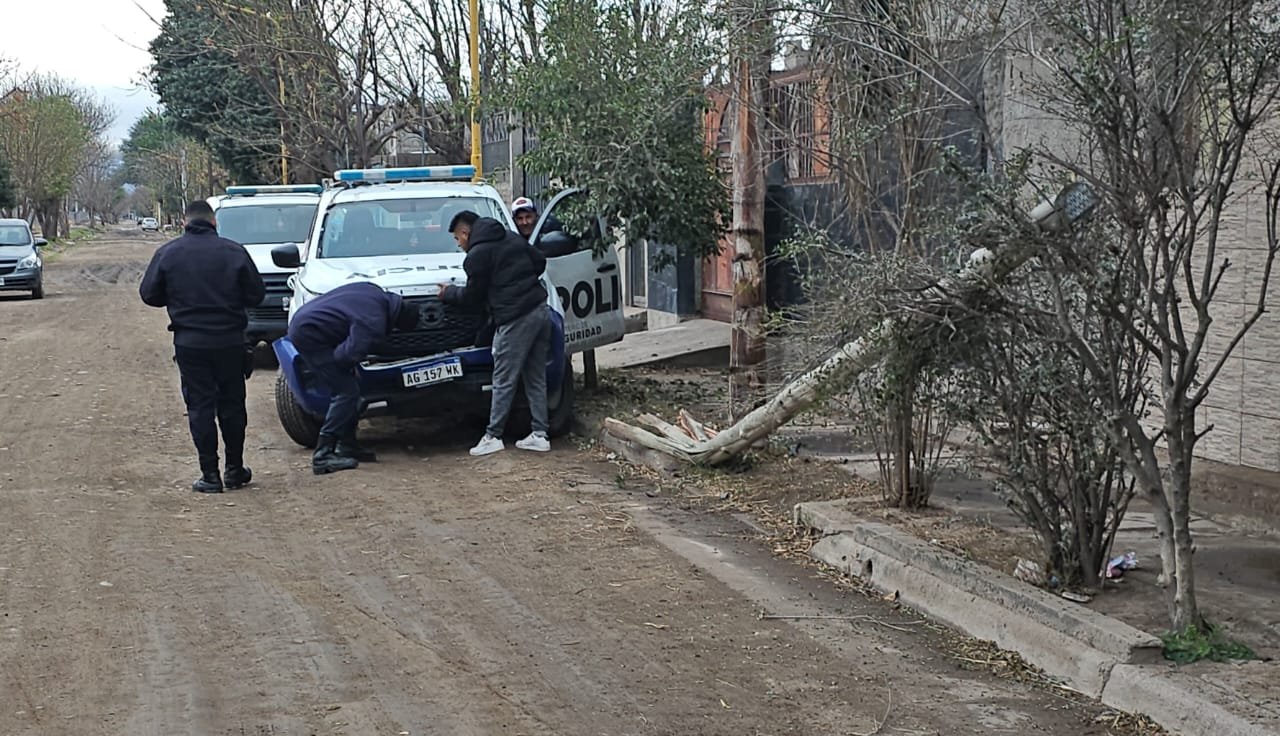 Un patrullero chocó contra un poste de energía en barrio Las Vías