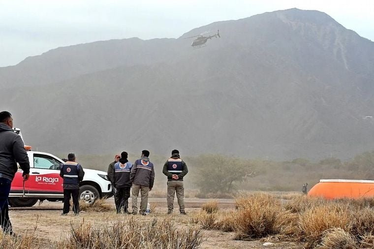 La Rioja: cerca de 30 rescatistas bajan de a pie el cuerpo del piloto del avión hidrante