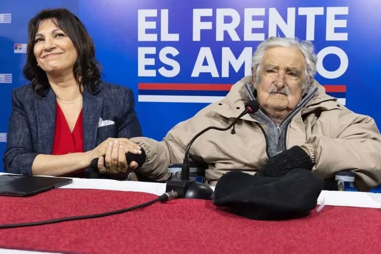José Mujica reapareció en un acto a pocas horas de su internación