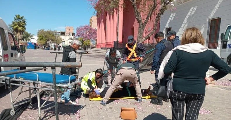 El viento derribó vallas de la obra de la exCasa de Gobierno: una mujer herida