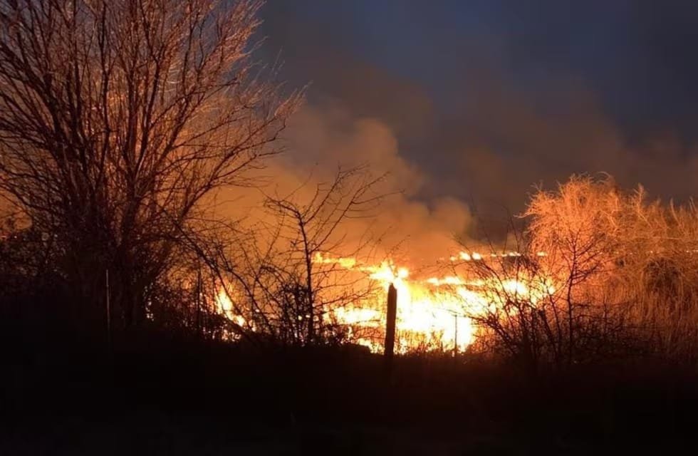 170 bomberos voluntarios combaten feroz incendio desatado en Córdoba