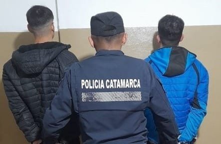 Aprehenden a dos personas, secuestran una moto y recuperan una prenda de vestir