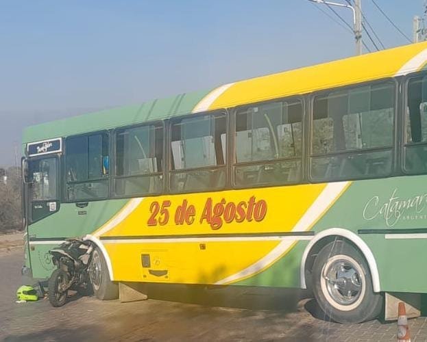 Una moto chocó contra un colectivo en Valle Chico