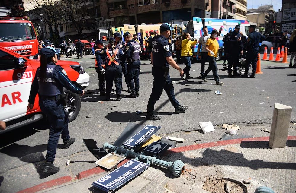 Un auto atropelló a 10 personas en el centro de Córdoba: hay heridos y vehículos destruidos