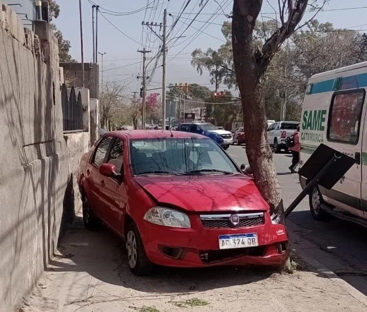 Un auto se estrelló contra un árbol en la Capital