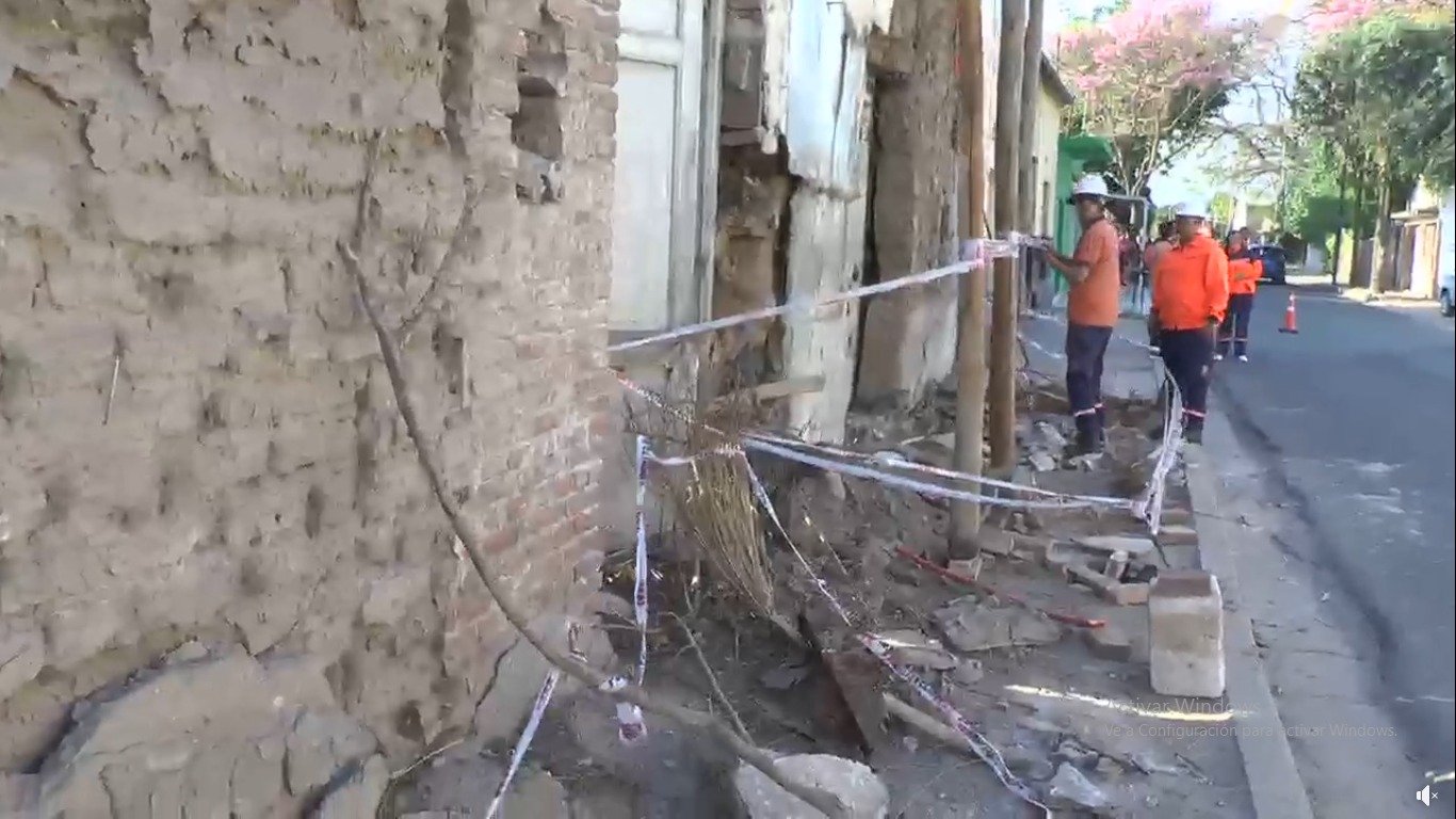 Valle Viejo: se vino abajo parte de una antigua casa, y hubo reclamos al municipio (Video)