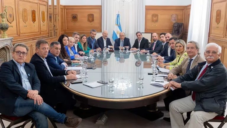 Francos y Sturzenegger recibieron a un grupo de diputados nacionales en Casa Rosada