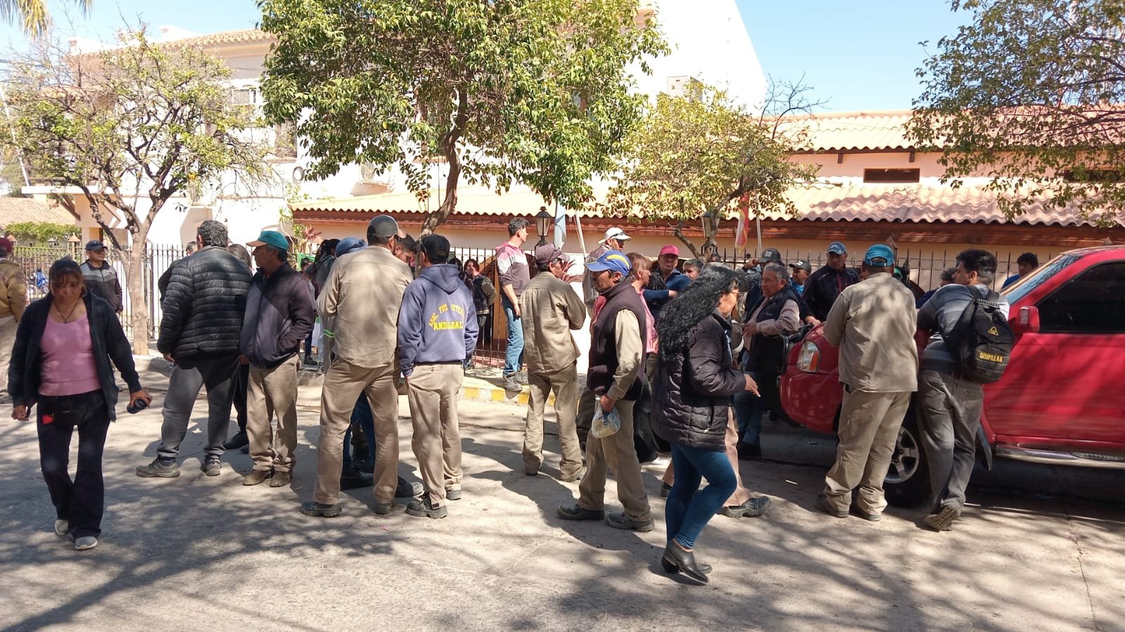 Continúan las medidas de fuerza de municipales en Andalgalá