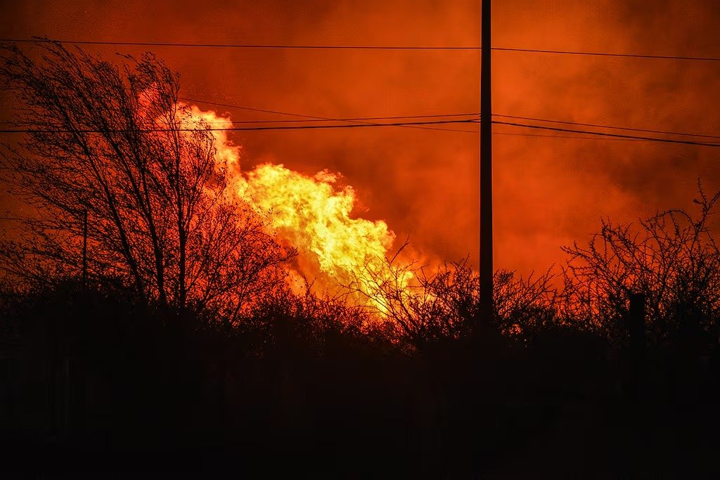 Ahora: bomberos combaten cuatro focos de incendios en Capilla del Monte, hay evacuados