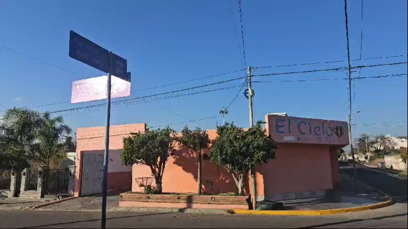 En un motel, encuentran inconsciente a un hombre y lo trasladan de urgencia al hospital