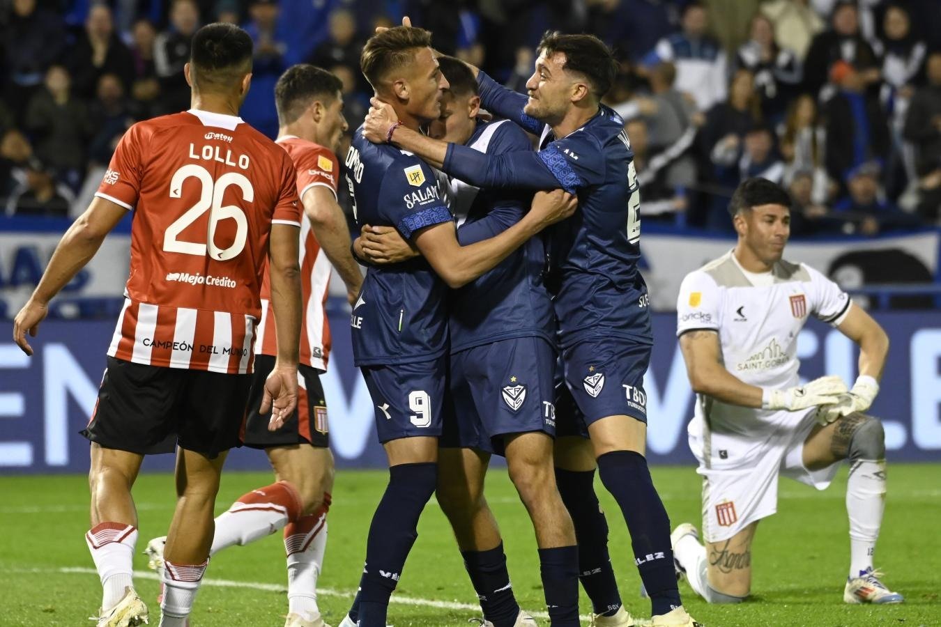 Vélez se afirmó en la punta tras vencer a Estudiantes