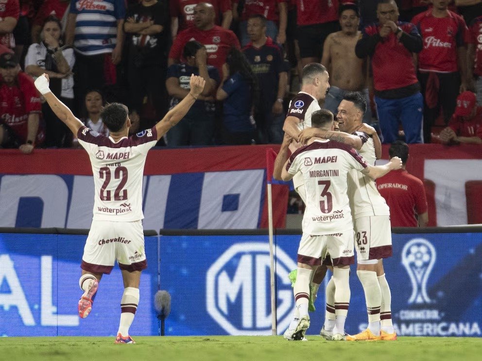 Lanús, en Colombia eliminó a Independiente Medellín por penales y llegó a semifinales de la Sudamericana