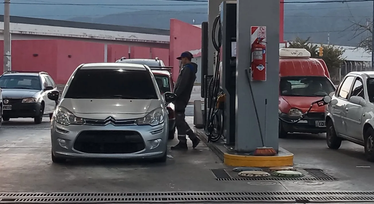 Analizan subir los precios de la nafta y el gasoil, una semana después de la baja