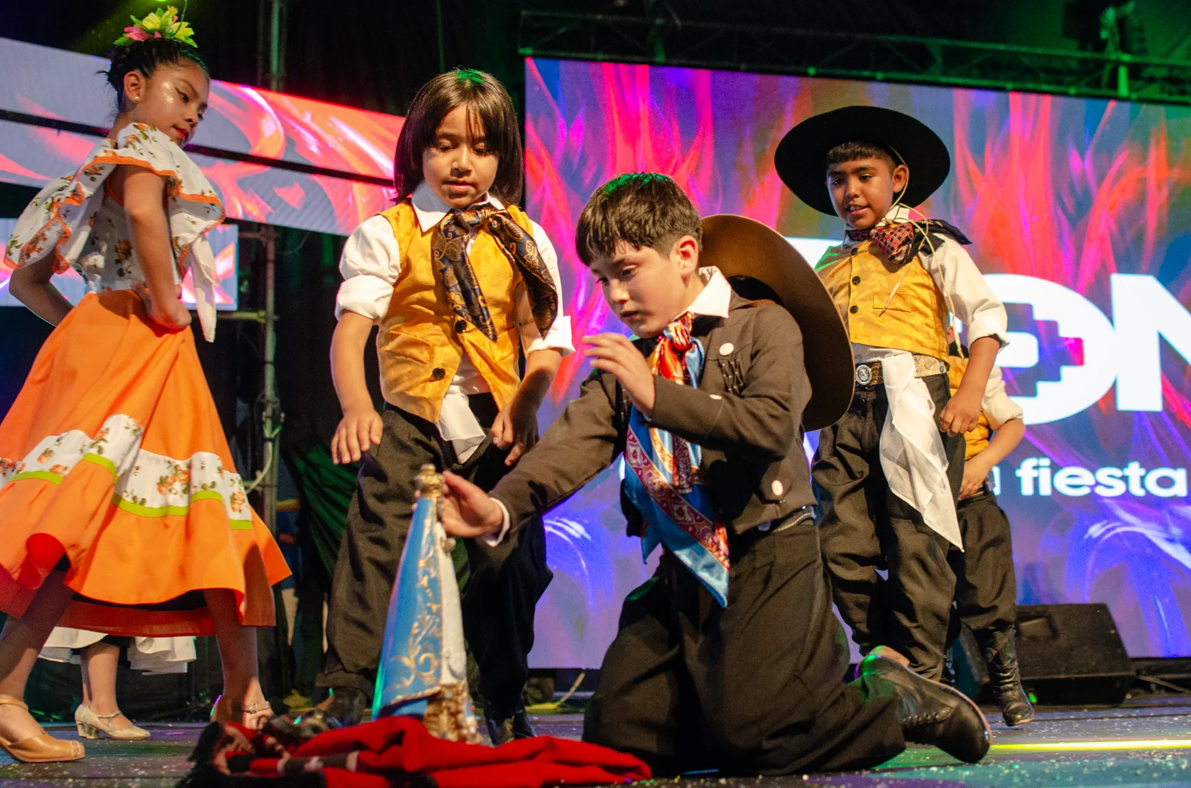 Tras el desfile de 3.500 niños, El Ponchito se despidió hasta el año que viene… Sin la presencia de los chicos de El Tolar