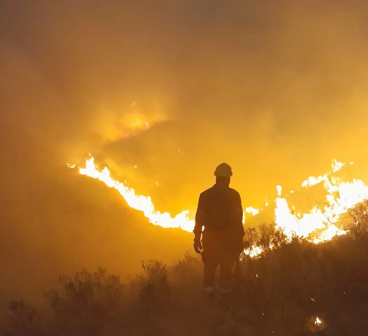 Incendio en Aconquija: bomberos y brigadistas siguen combatiendo el fuego en La Atravesada