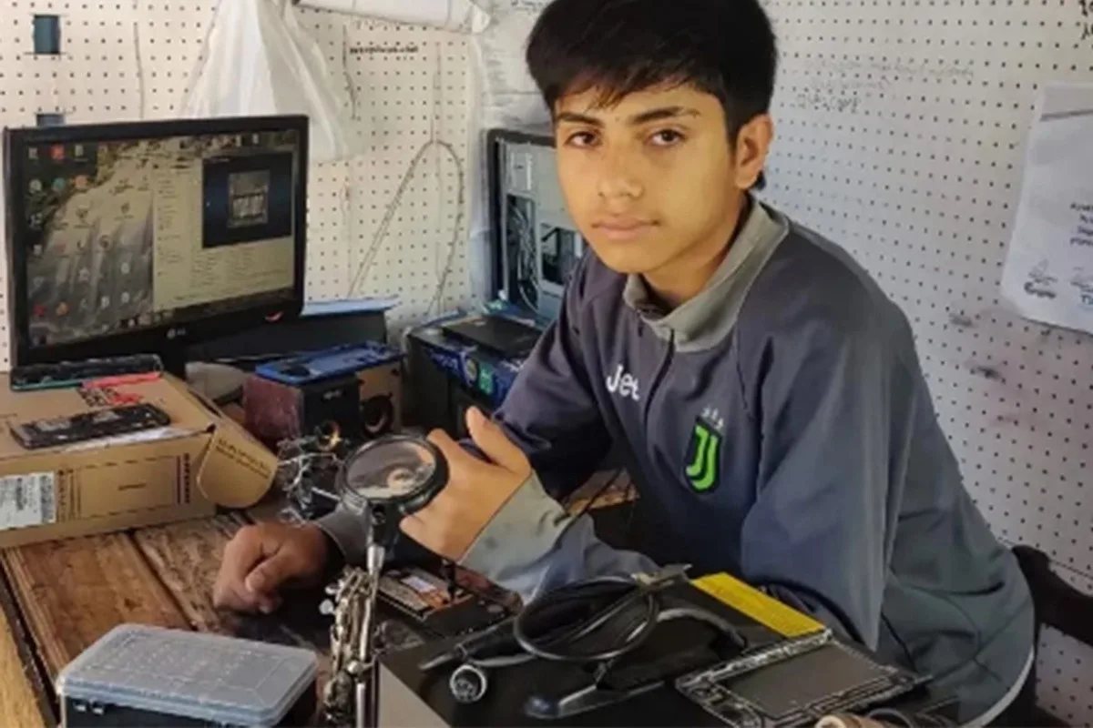 Tiene 13 años y abrió su propio taller para reparar celulares