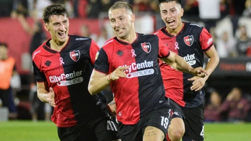 Con polémica, Newell’s lo dio vuelta y le ganó a Lanús en un final épico