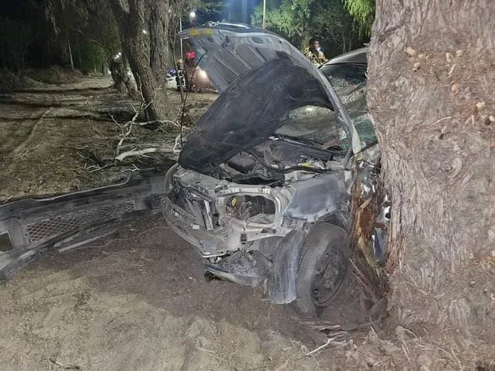 Santa María: chocaron contra un árbol y quedaron atrapados en el vehículo