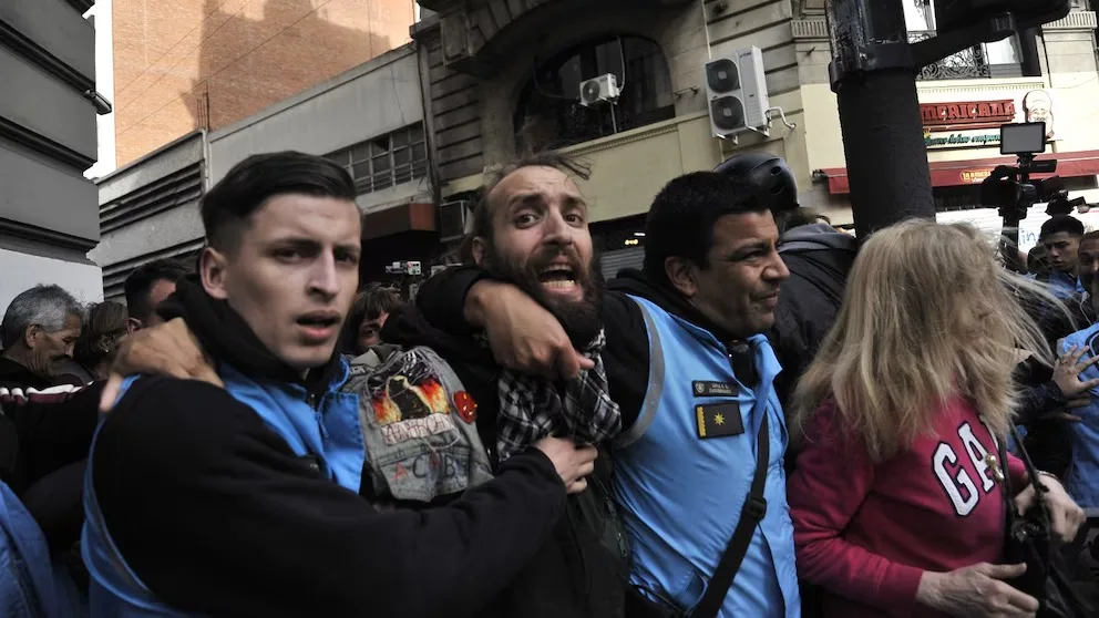 Una decena de detenidos por incidentes afuera del Congreso tras la confirmación del veto