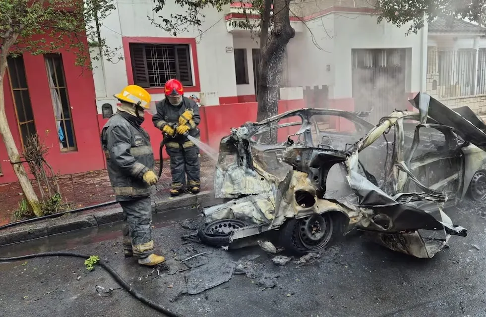 Explotó el tubo de GNC de un auto y lo destrozó en Córdoba