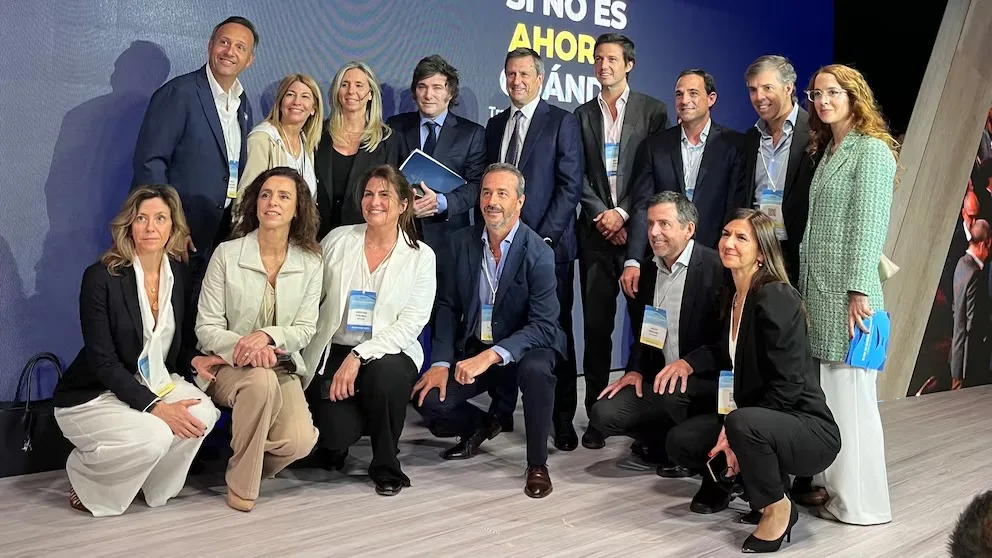 Aplausos, selfies y fuerte apoyo de empresarios ante el discurso de Milei en el Coloquio de IDEA