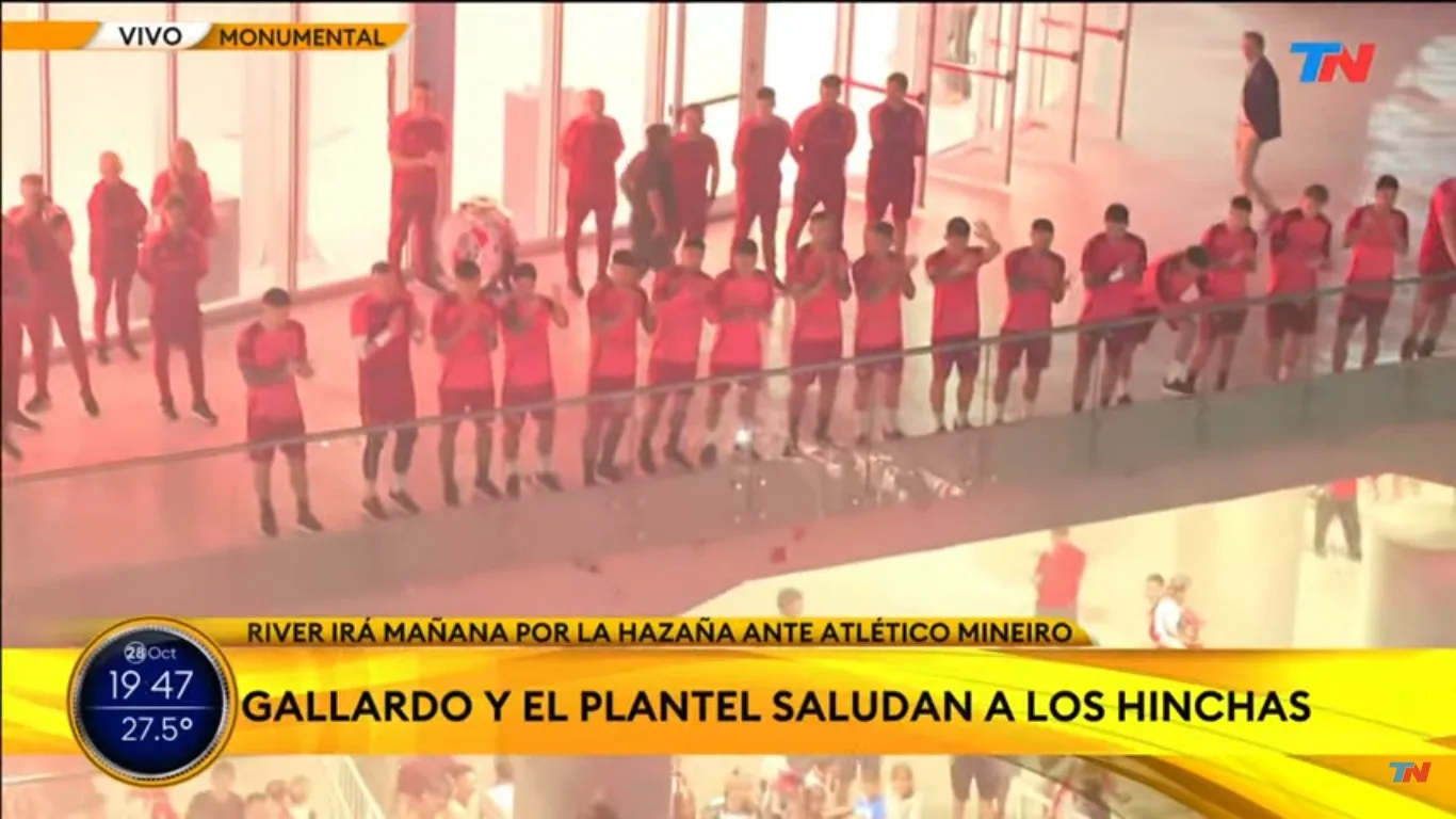 Banderazo de los hinchas de River antes de la revancha con el Atlético Mineiro