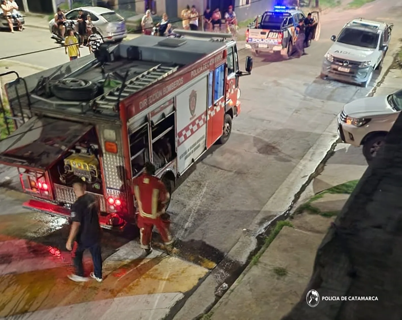 Policías sofocaron un incendio en barrio Eva Perón de Catamarca