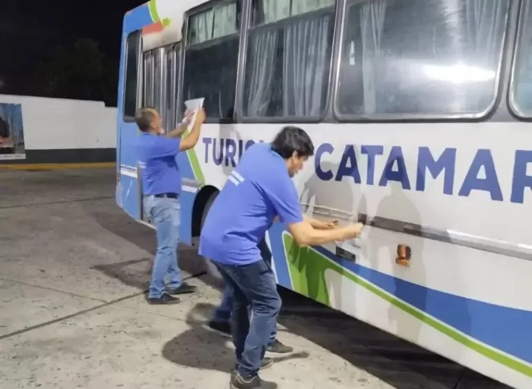 Suspendieron a un chofer de colectivos por sacarse selfies mientras conducía