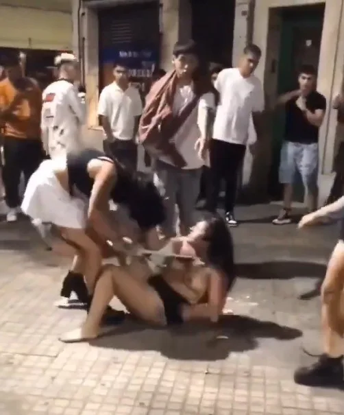 Video: mujeres trenzadas en feroz pelea a la salida de un boliche, mientras todos miran y nadie interviene