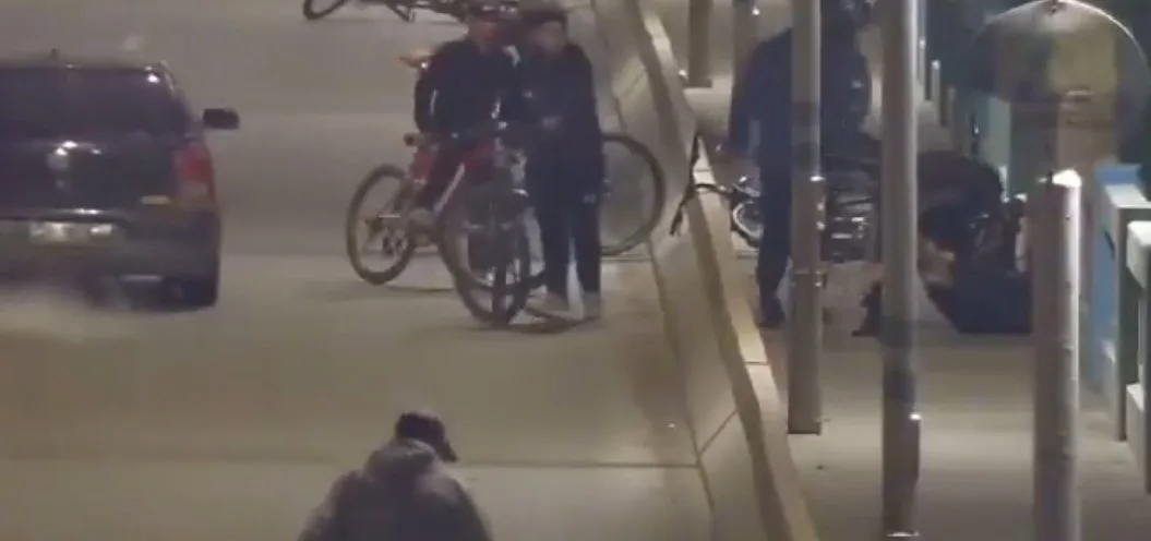 Video: así es un ataque “piraña” donde 8 menores en bicicleta asaltan a 3 jóvenes