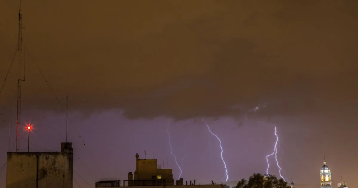 Fuerte tormenta en Salta dejó varias ciudades sin luz desde esta madrugada