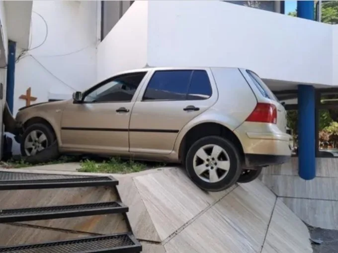 Manejaba borracho y chocó contra una comisaría: el increíble lugar donde quedó parado el auto