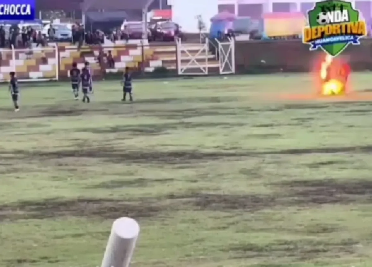 Perú: el impacto de un rayo mató a un futbolista e hirió a otros cuatro en pleno partido (Video)