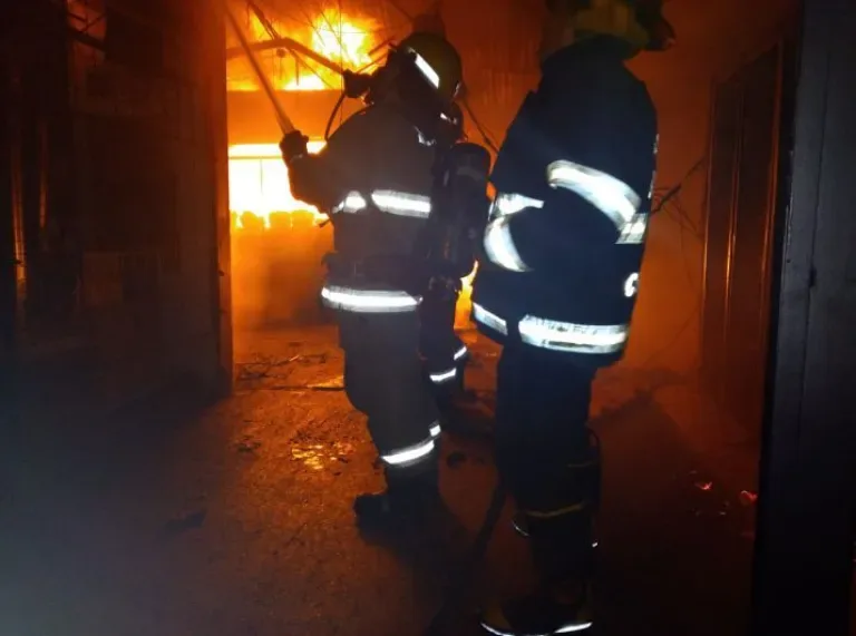 Incendio en el mercado San Miguel de Salta causó daños totales en el 50% del predio