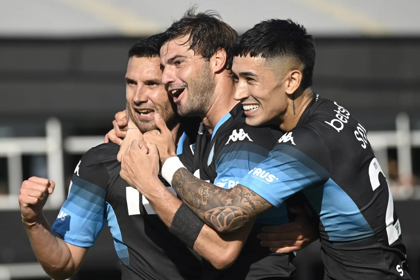 Racing derrotó a Barracas Central y presiona a Huracán y Vélez en la cima de la Liga Profesional