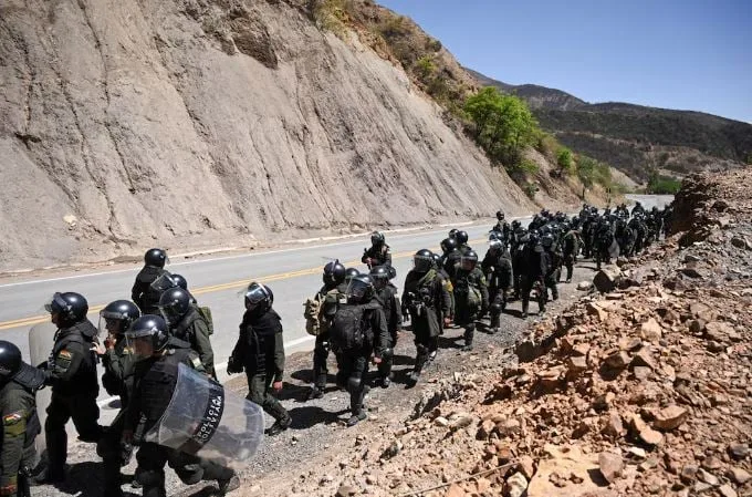 Bolivia: despliegan un operativo para desbloquear carreteras ocupadas por seguidores de Evo Morales