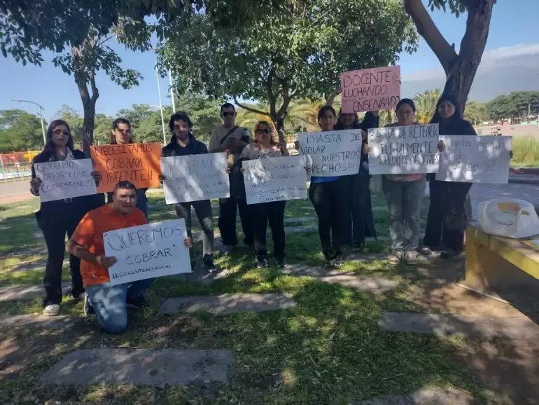 Reclamo de docentes Autoconvocados catamarqueños por demora en liquidación de haberes