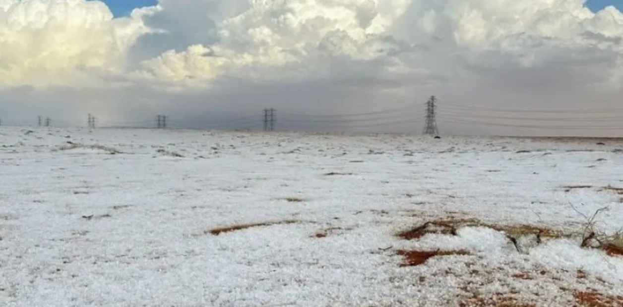 El desierto de Arabia Saudita se cubrió de nieve por primera vez en su historia