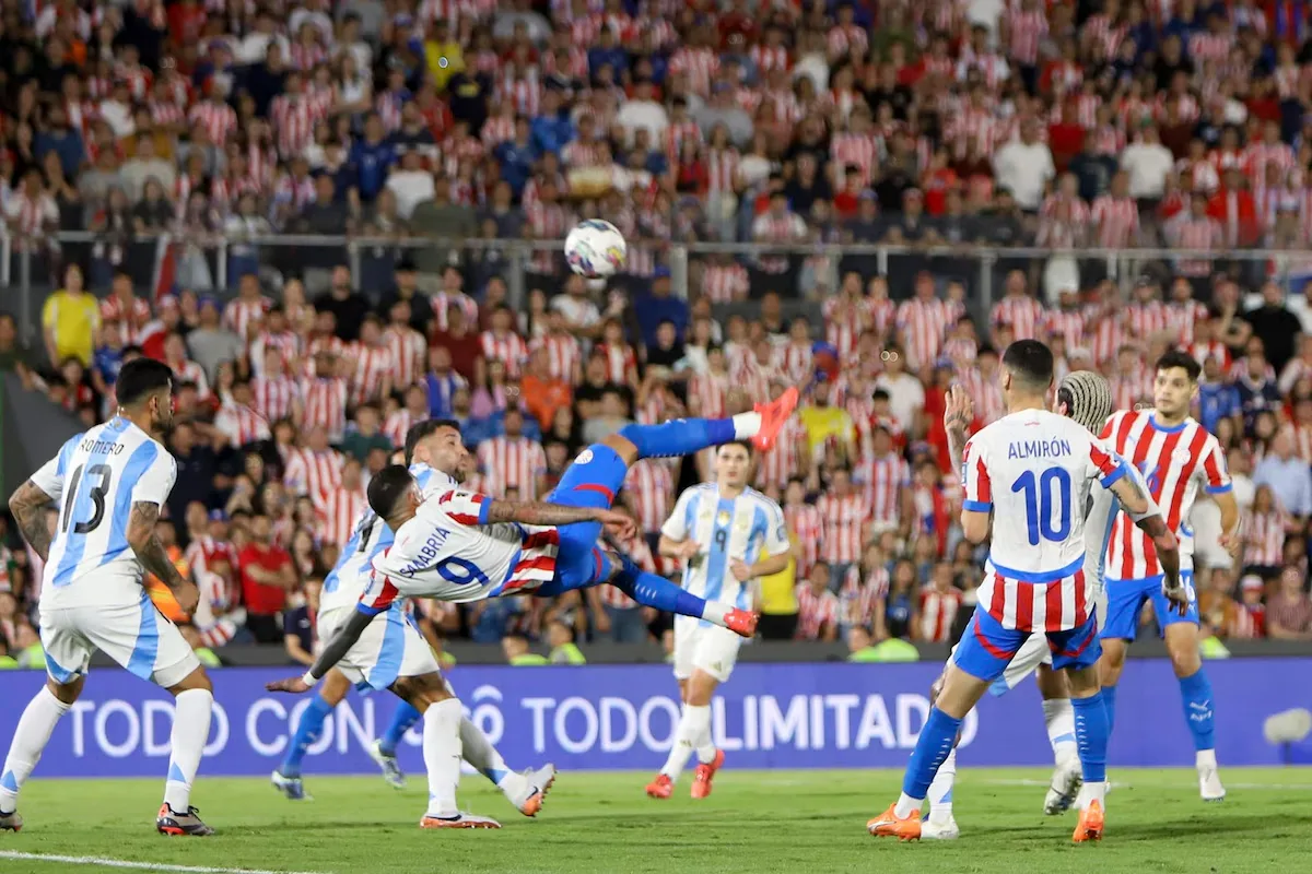 Con Messi y el regreso de Dibu Martínez, Argentina perdió contra Paraguay, pero sigue en la cima de las Eliminatorias