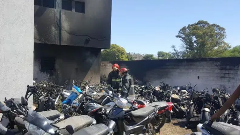 Hicieron un asado y quemaron más de 70 motos secuestradas en una comisaría de Córdoba