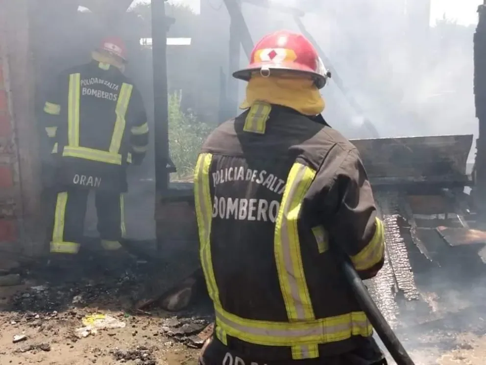 Intentó eliminar un panal de avispas prendiéndolo fuego e incendió su casa