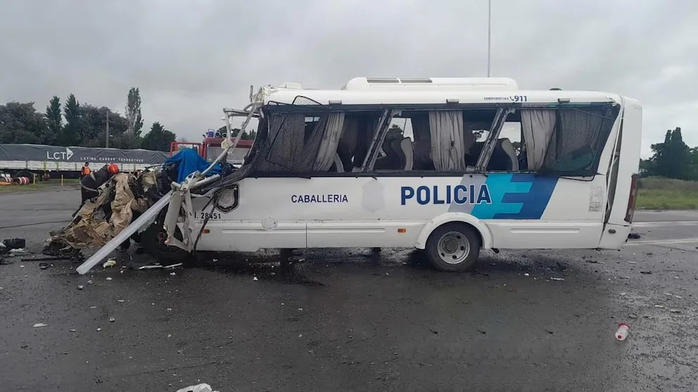 Carmen de Areco: murieron 4 policías en un choque entre un camión cisterna y una combi