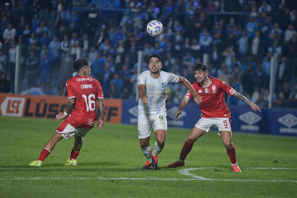 Lo ganaba Atlético Tucumán 2 a 0 en 20 minutos, Huracán lo empató, pero lo terminó perdiendo 4 a 2