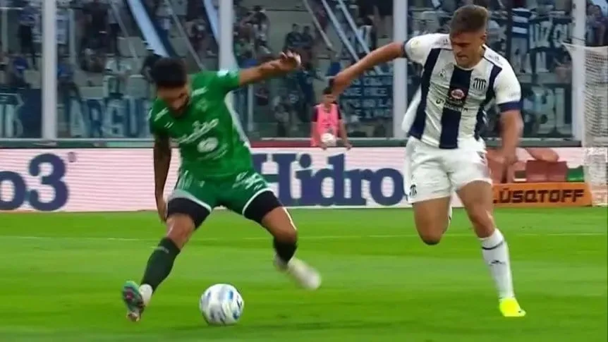 Talleres derrotó a Sarmiento y volvió a ponerse muy cerca del puntero Vélez