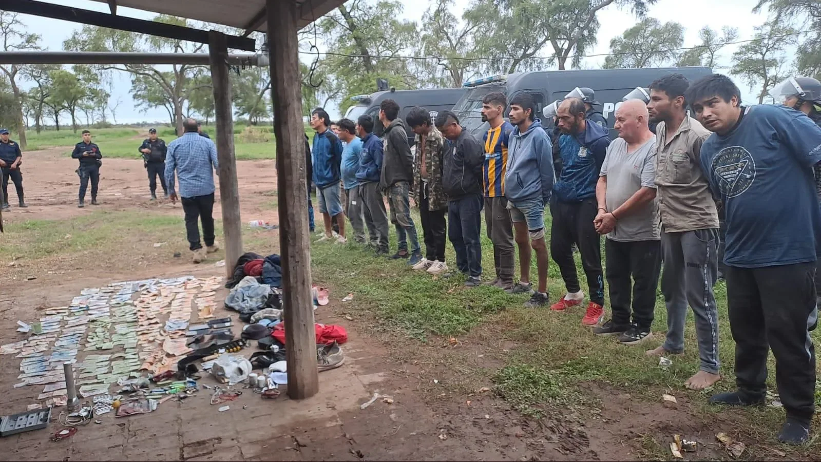 Casi 30 detenidos detenidos por una banda armada que tomó un campo en Santiago del Estero