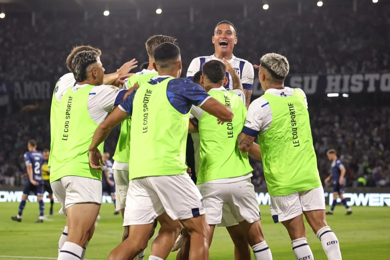 Talleres le pinchó el globo a Huracán y es el único escolta de Vélez